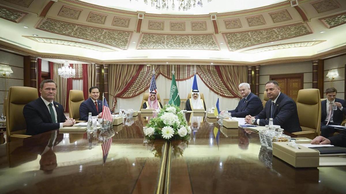 Miembros de la delegación estadounidense y la ucraniana durante la reunión en Arabia Saudí.