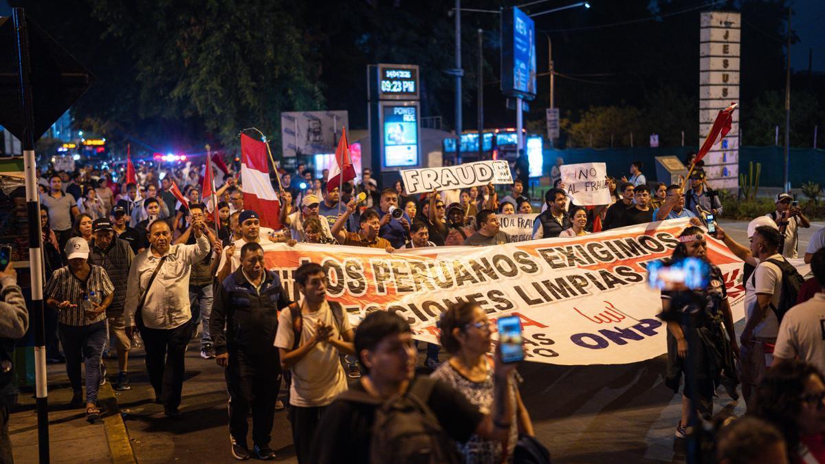 Simpatizantes del partido Renovación Popular participan en una manifestación convocada por López Aliaga en Lima, Perú.