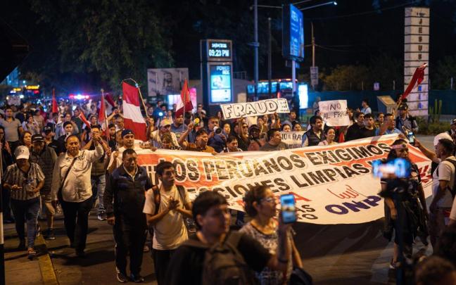 Simpatizantes del partido Renovación Popular participan en una manifestación convocada por López Aliaga en Lima, Perú.