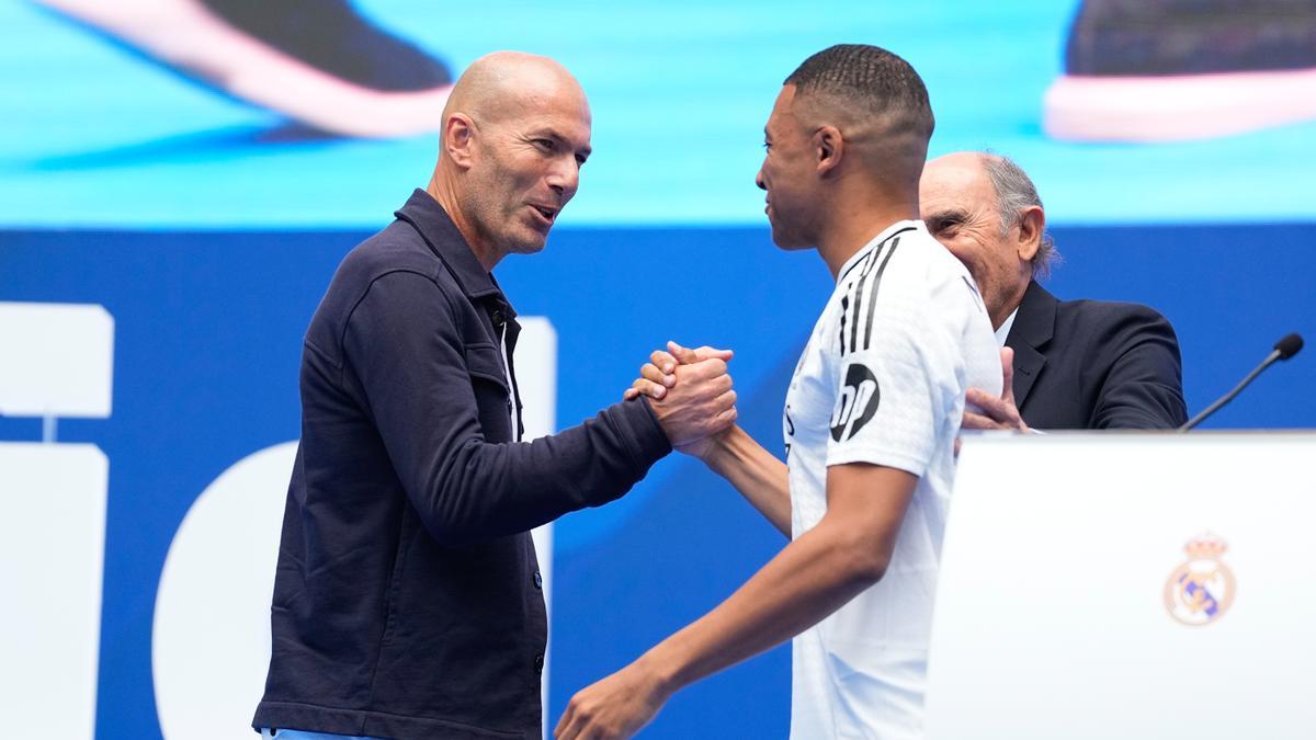Zidane saluda a Kylian Mbappé durante la presentación de este último como jugador del Real Madrid.