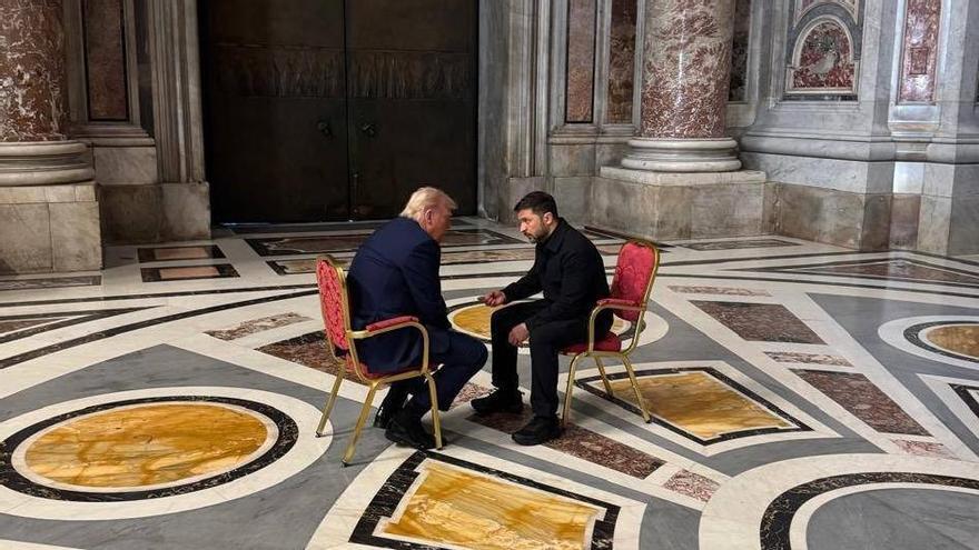 El jefe de la oficina presidencial ucraniana, Andrí Yermak, ha publicado en su cuenta de X una fotografía de Trump y Zelenski sentados cara a cara y hablando en el interior de la basílica de San Pedro. "Constructiva", ha escrito Yermak junto a la fotografía, en referencia a la reunión.
