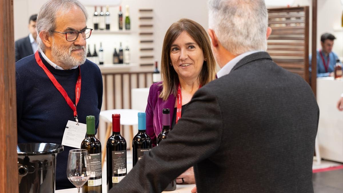 La consejera de Alimentación, Desarrollo Rural, Agricultura y Pesca del Gobierno Vasco, Amaia Barredo, y el director de HAZI Fundazioa, Raimundo Ruiz de Escudero, en la feria ProWein 2025 de Düsseldorf (Alemania)