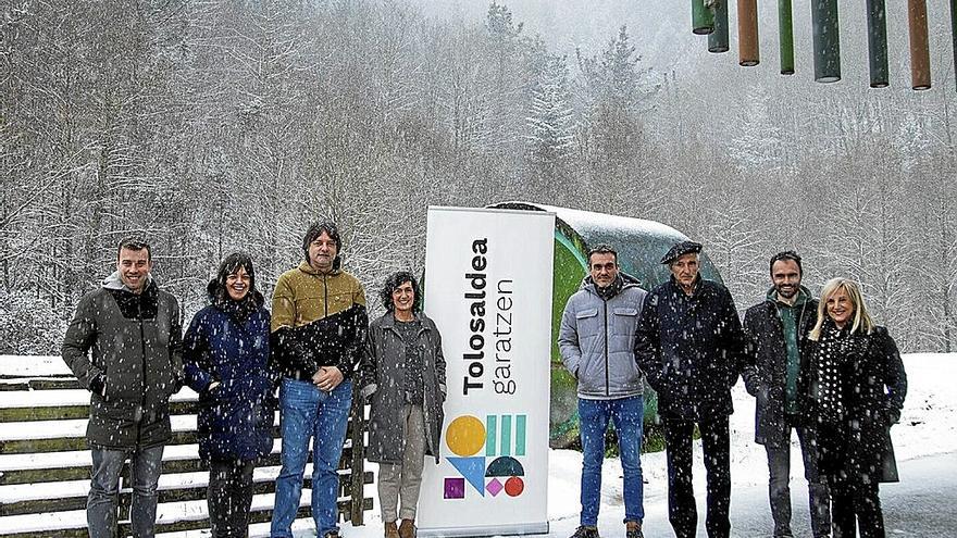 Representantes de Tolosaldea Garatzen y de los pueblos con proyectos financiados, ayer en plena nevada.