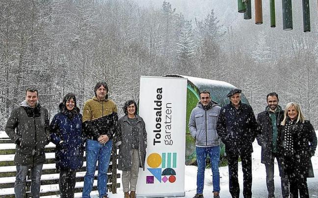 Representantes de Tolosaldea Garatzen y de los pueblos con proyectos financiados, ayer en plena nevada. Representantes de Tolosaldea Garatzen y de los pueblos con proyectos financiados, ayer en plena nevada.