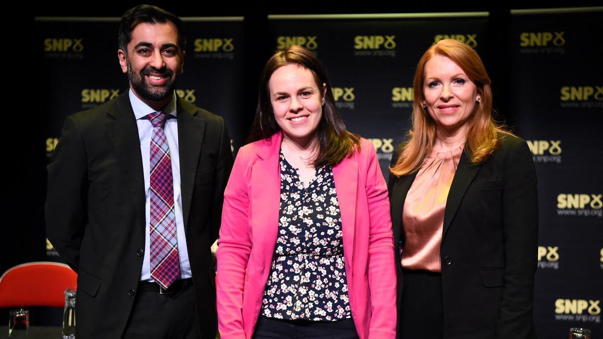 Ash Regan, Humza Yousaf y Kate Forbes, lo stres candidatos a las primarias del SNP.