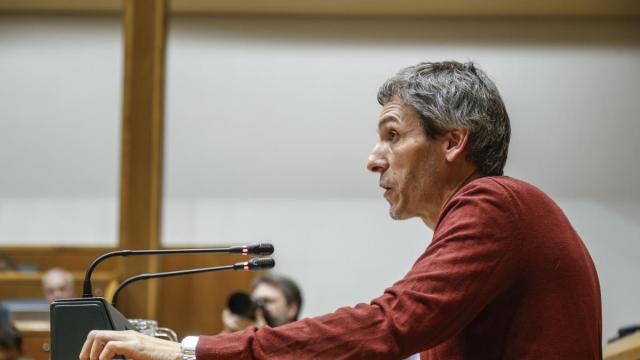 El portavoz de Sumar, Jon Hernández, durante su intervención en el pleno de política general del Parlamento Vasco.