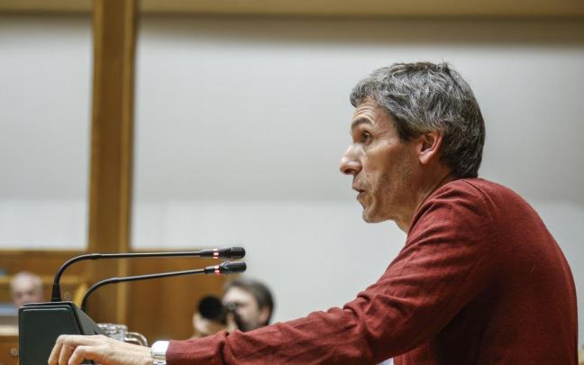 El portavoz de Sumar, Jon Hernández, durante su intervención en el pleno de política general del Parlamento Vasco.