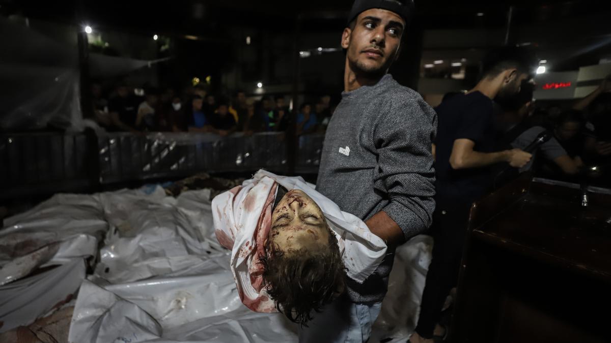 El horror de los bombardeos: más de 500 palestinos muertos en el ataque a un hospital en Gaza.