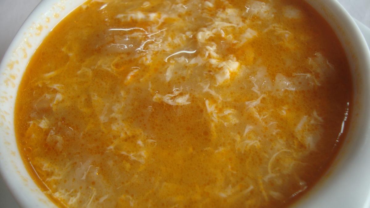 Un clásico plato de sopa de ajo con huevo.