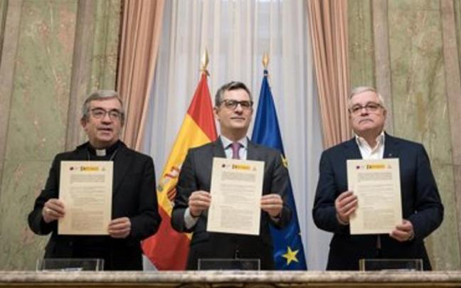 El presidente de la Conferencia Episcopal, Luis Argüello, el ministro de la Presidencia, Félix Bolaños, y el presidente de la CONFER, Jesús Díaz Sariego