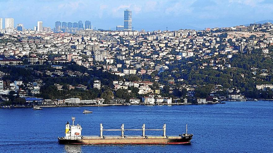 Un barco llega a la ciudad turca de Estambul cargado de grano procedente de Ucrania. | FOTO: E.P.