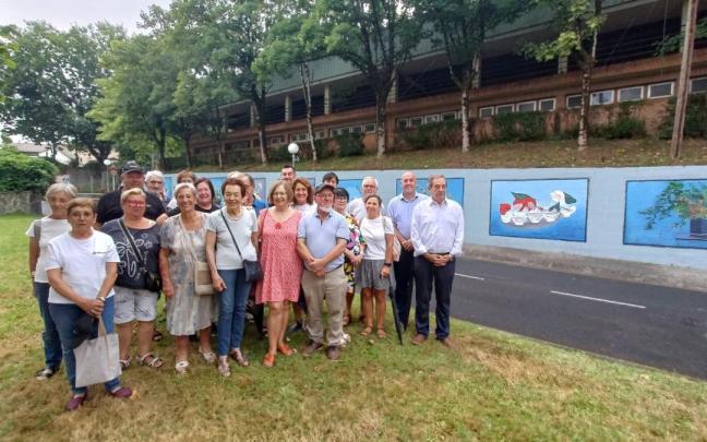 Muro de la escuela Allende Salazar con murales inspirados en el ikebana, símbolo de paz.