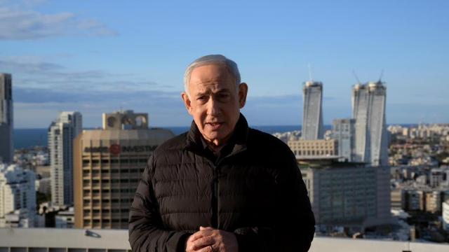 Benjamin Netanyahu, desde un tejado de Tel Aviv.