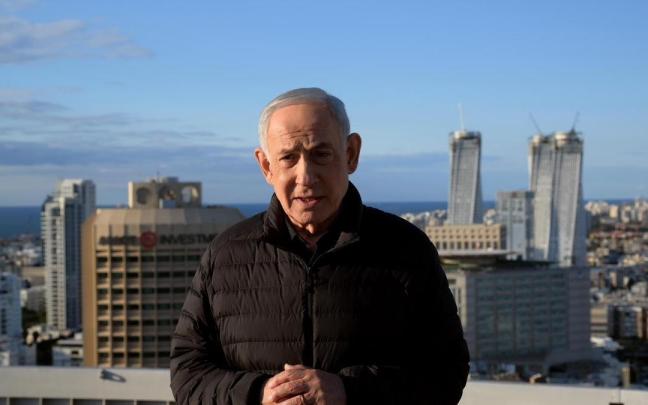 Benjamin Netanyahu, desde un tejado de Tel Aviv.
