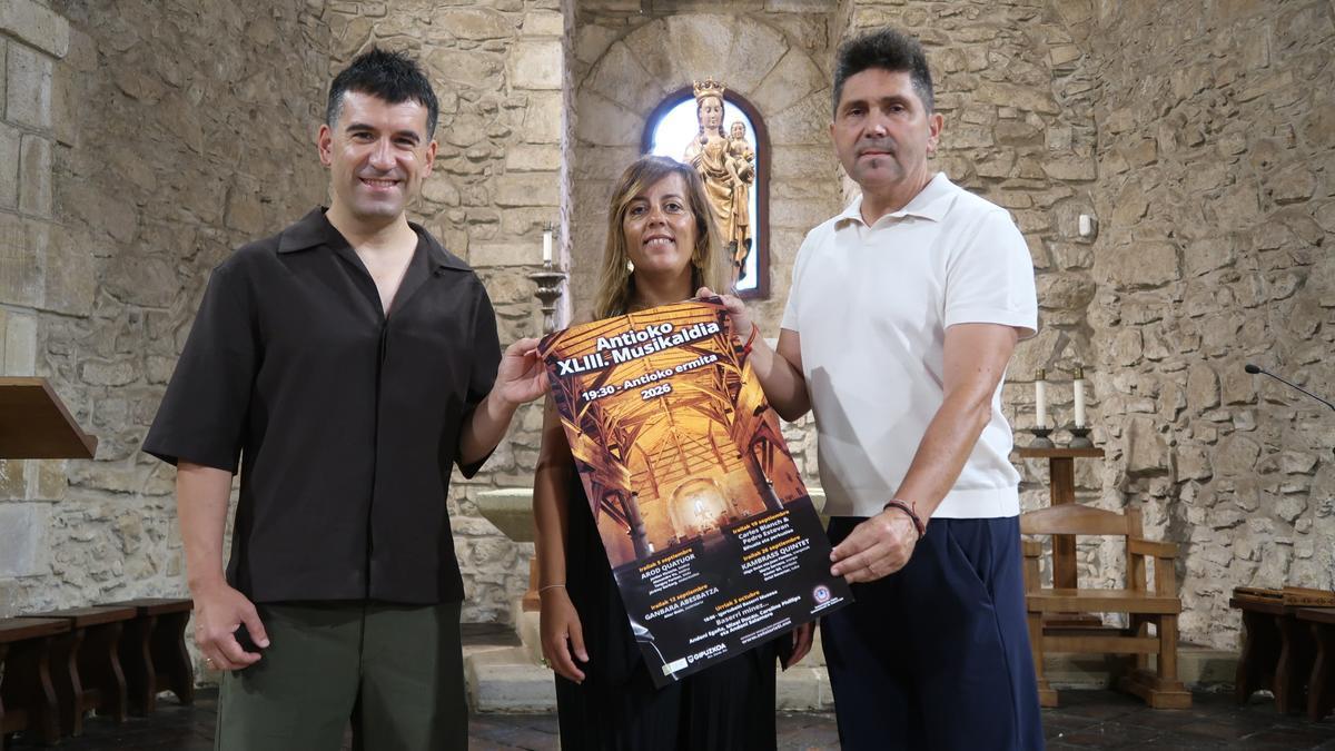 Biain, Alvarez eta Serrano, aurkezpen ekitaldian.