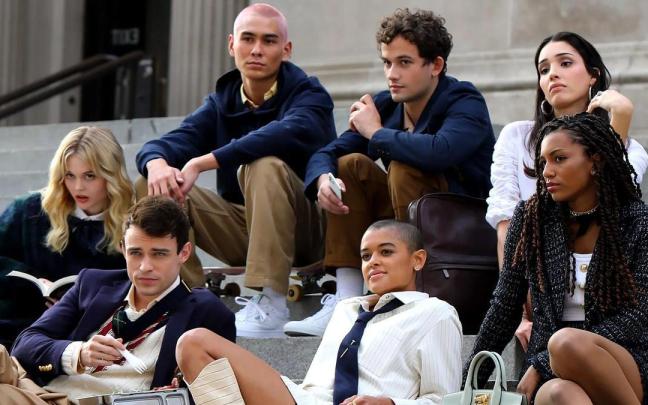 Protagonistas de 'Gossip Girl' en un fotograma de la serie.
