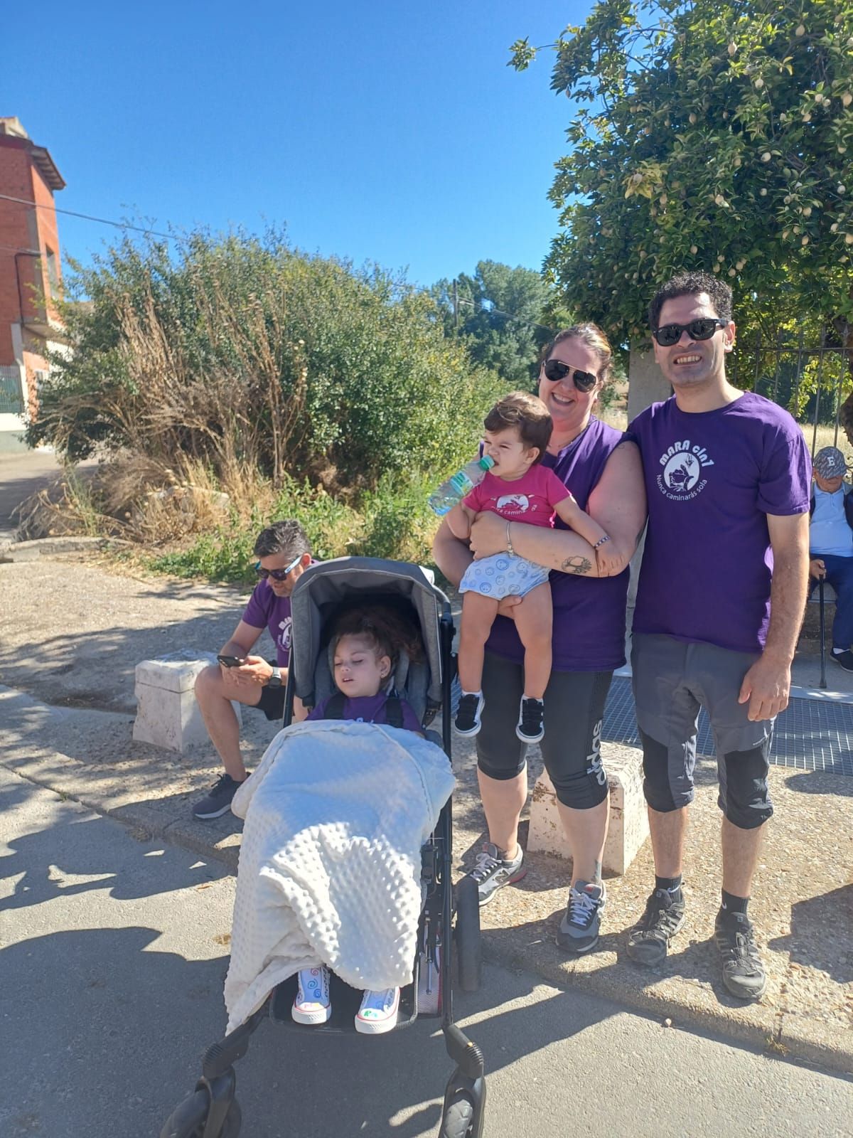 Mara y su familia en una imagen tomada este verano.
