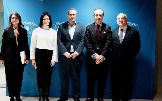 Participantes en la jornada sobre la futura Ley europea de Inteligencia Artificial celebrada en Bilbao.