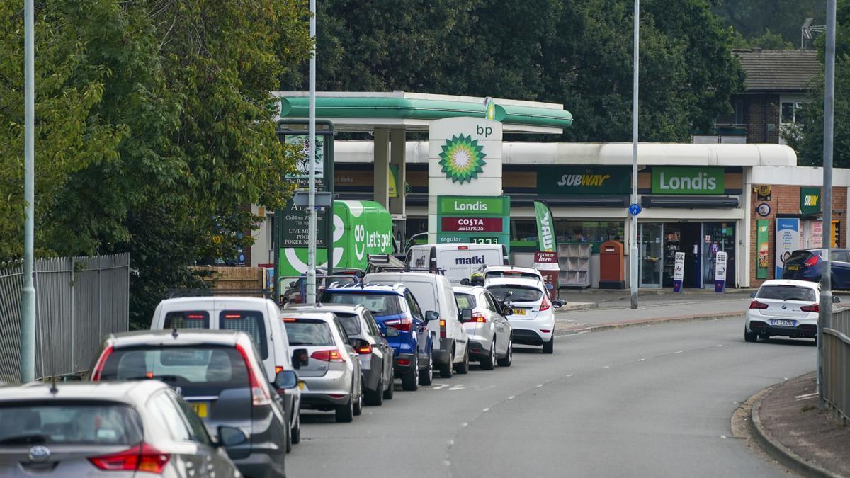 Varios coches hacen cola para repostar en una gasolinera de BP.