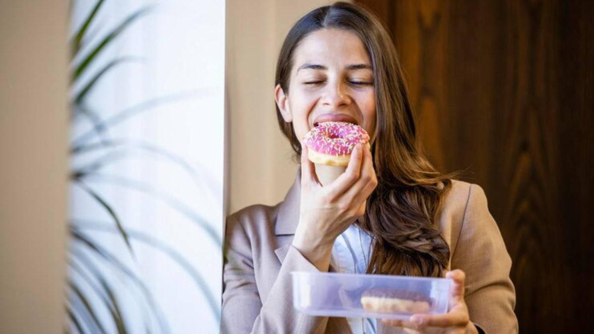 Chica comiendo donuts.