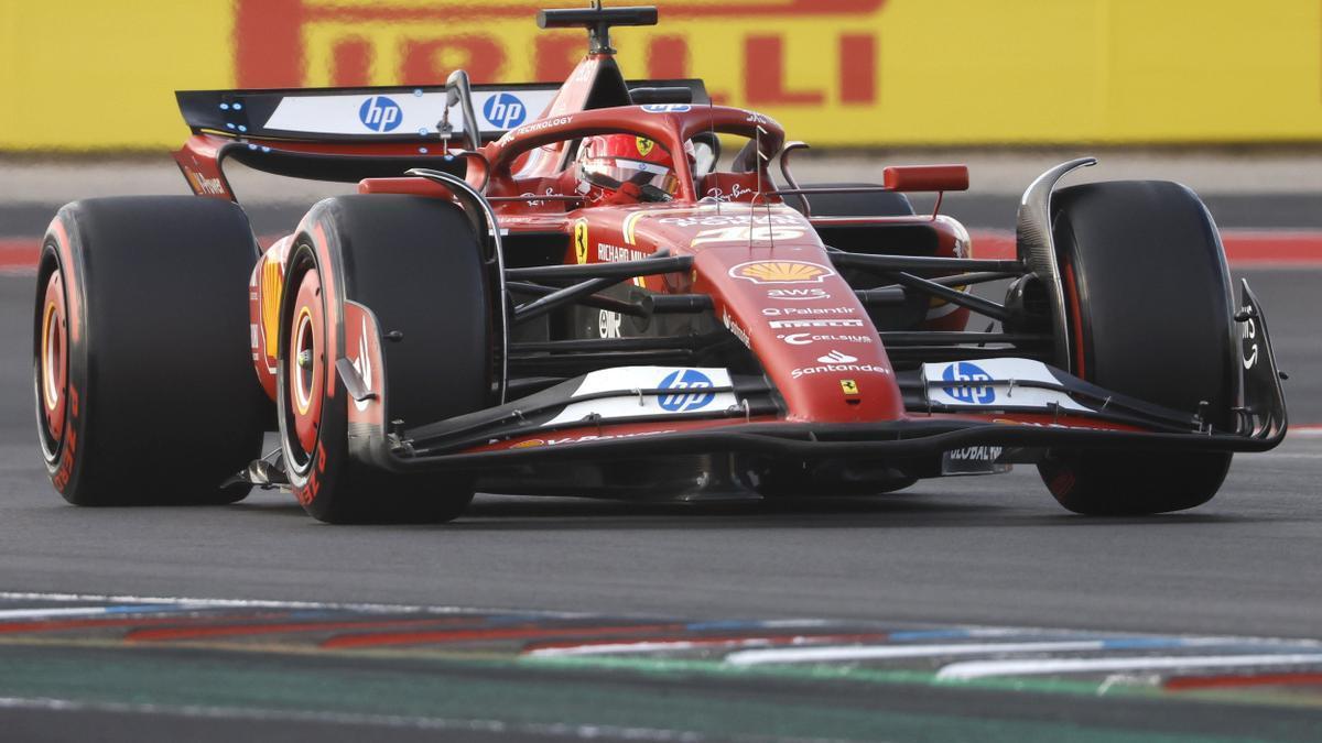 Leclerc conduce su monoplaza e Austin.