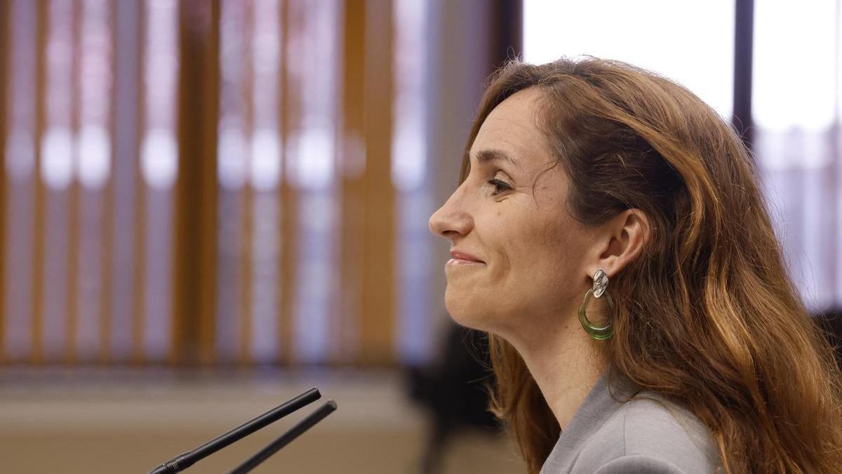 La ministra Mónica García atiende a los medios.