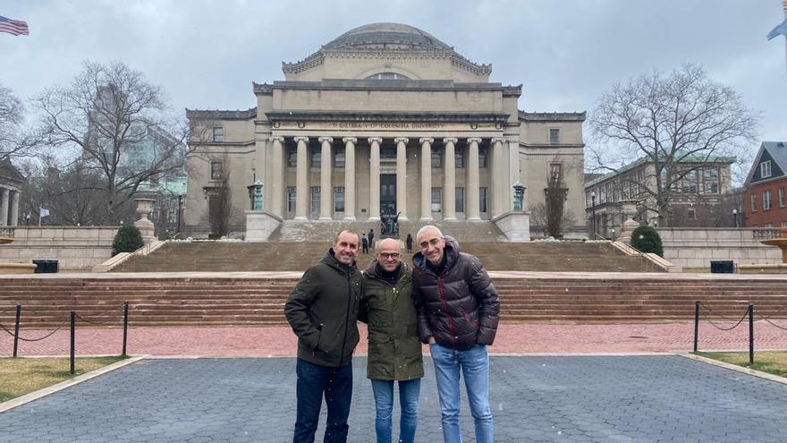 Mikel Casares, Luca Deidda (profesor de la Universidad de Sassari-Italia) y José Enrique Galdón, en el campus de la Universidad de Columbia, con la biblioteca al fondo.