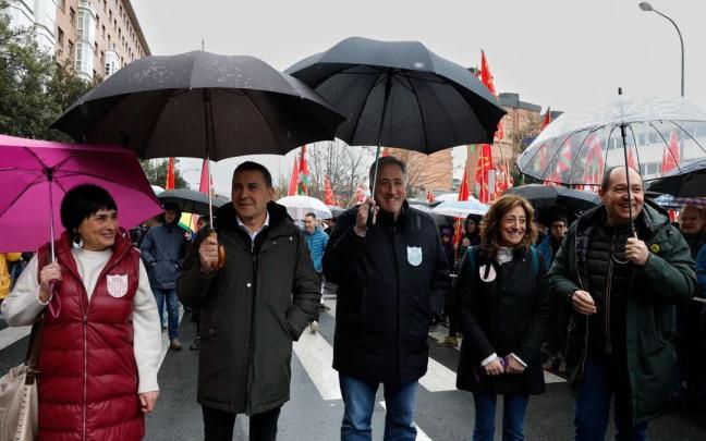 Aberri Eguna 2024: El coordinador general de Euskal Herria Bildu, Arnaldo Otegui, el alcalde de Pamplona Joseba Asirón, la diputada de EH Bildu Laura Aznal y Pernando Barrena.