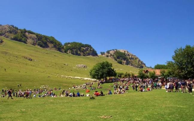 Las campas de Urbia cuentas las hora para sumergirse en la tradicional fiesta del 31 de julio.