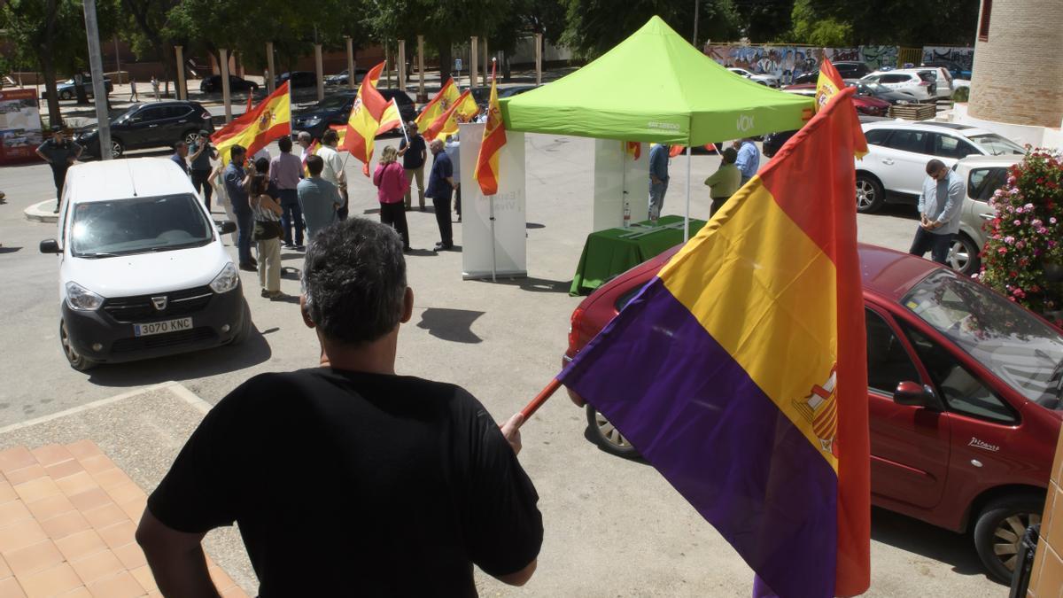 Un vecino de Marinaleda ondea una bandera republicana frente al acto de campaña de Vox.