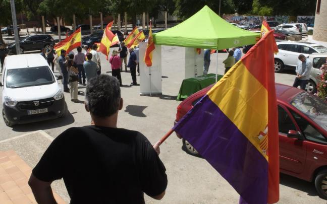 Un vecino de Marinaleda ondea una bandera republicana frente al acto de campaña de Vox.