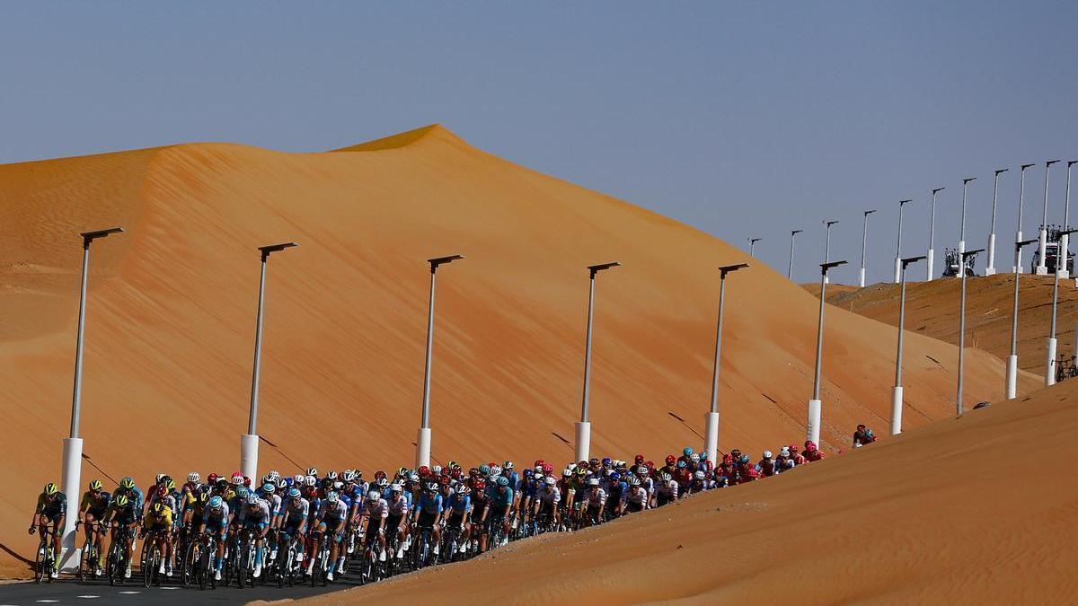 Imagen del pelotón rodeado de dunas.