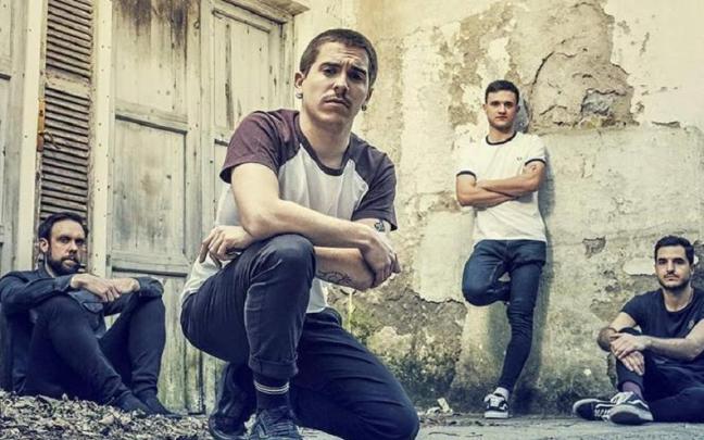 Ezpalak son Juanjo Berasain (voz), Eñaut Gaztañaga (guitarra), Unai Eizagirre (bajo) y Janardana Iglesias (batería). / Ezpalak. Ezpalak son Juanjo Berasain (voz), Eñaut Gaztañaga (guitarra), Unai Eizagirre (bajo) y Janardana Iglesias (batería).