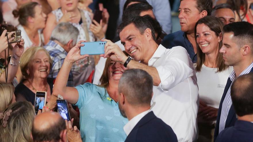 Sánchez se hace un 'selfie' con una militante del PSOE en un acto electoral. EP