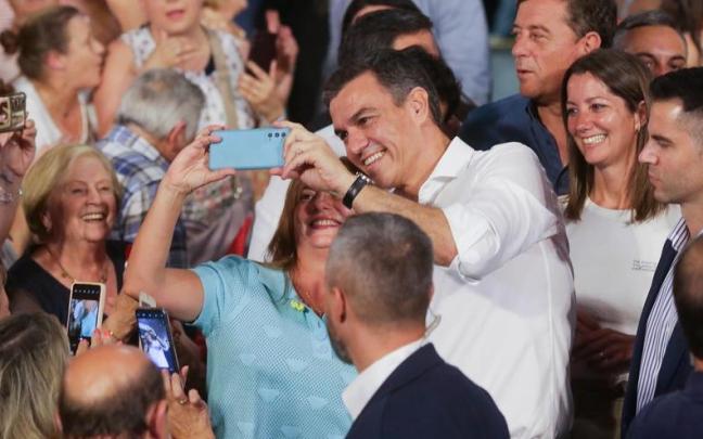 Sánchez se hace un 'selfie' con una militante del PSOE en un acto electoral. EP