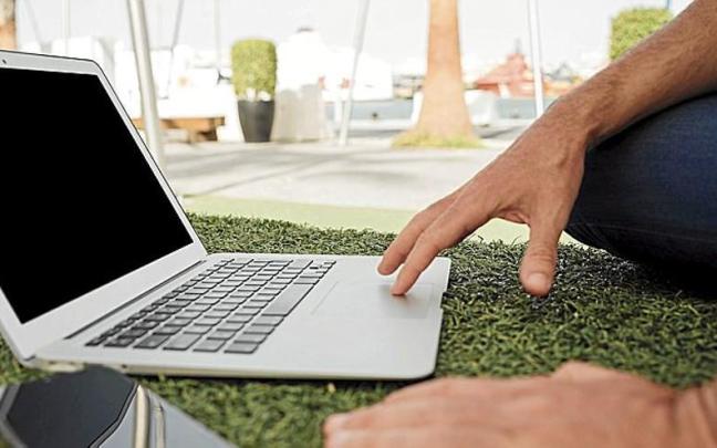 Los trabajadores no tienen la obligación de contestar llamadas o mensajes fuera de su horario de trabajo, según asegura la Ley de Protección de Datos y Garantía de Derechos Digitales. | FOTO: FREEPIK