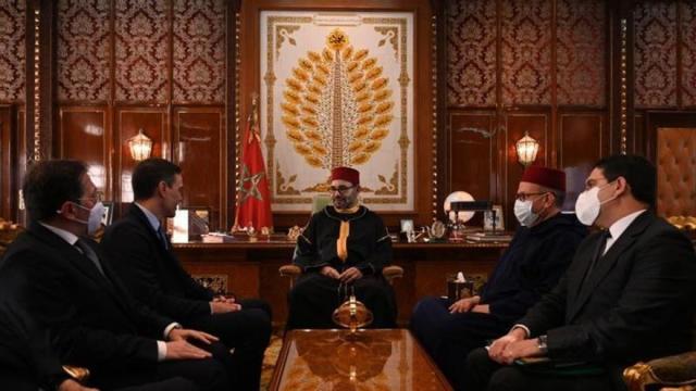 Pedro Sánchez durante una reunión con el rey Mohamed VI en Rabat.