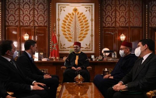 Pedro Sánchez durante una reunión con el rey Mohamed VI en Rabat.