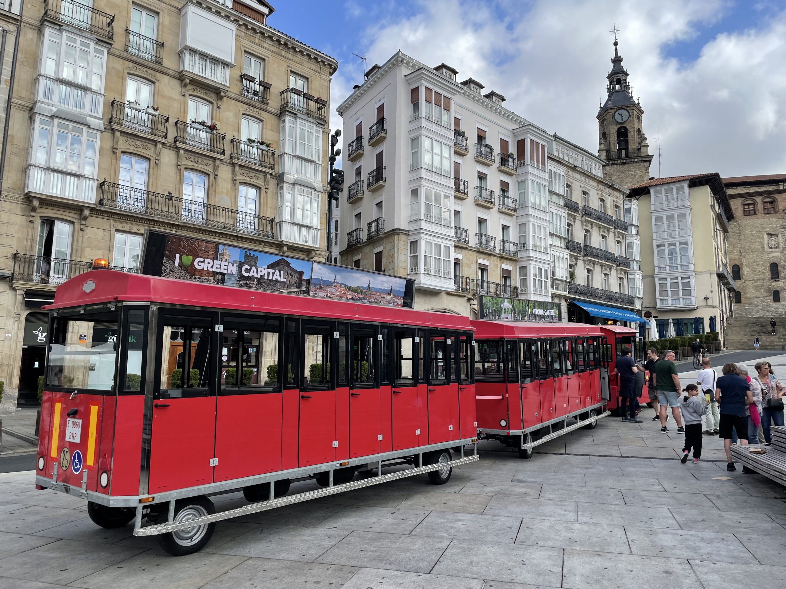 Tren turístico eléctrico en las calles de Gasteiz. Foto: Ayuntamiento de Gasteiz
