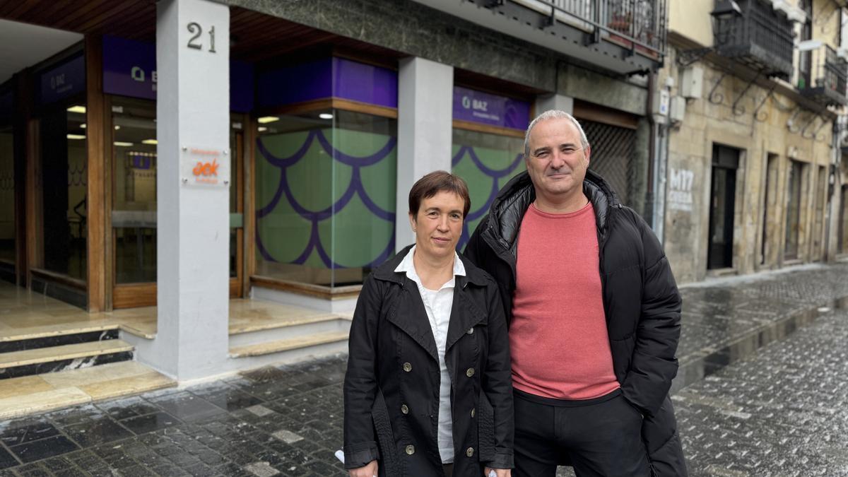Edurne Muxika y Kepa Urteaga delante del local que hará las funciones de oficina de atención ciudadana mientras se reforma el BAZ.