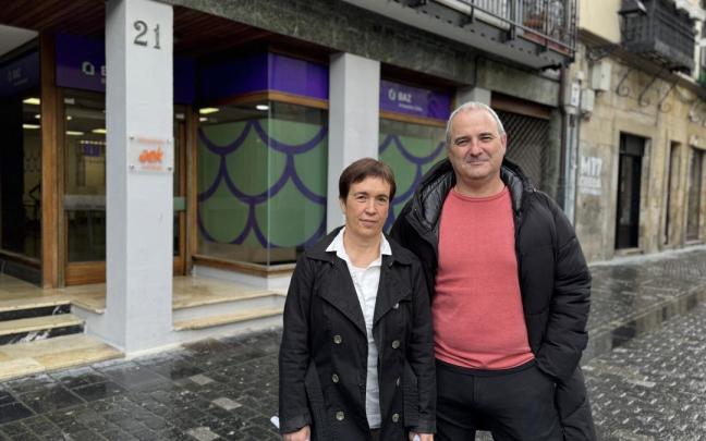 Edurne Muxika y Kepa Urteaga delante del local que hará las funciones de oficina de atención ciudadana mientras se reforma el BAZ.