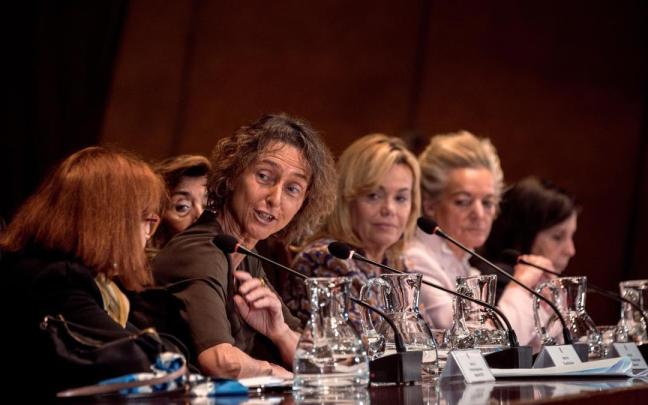 La magistrada del Tribunal Constitucional Laura Díez Bueso (2i). La magistrada del Tribunal Constitucional Laura Díez Bueso (2i).