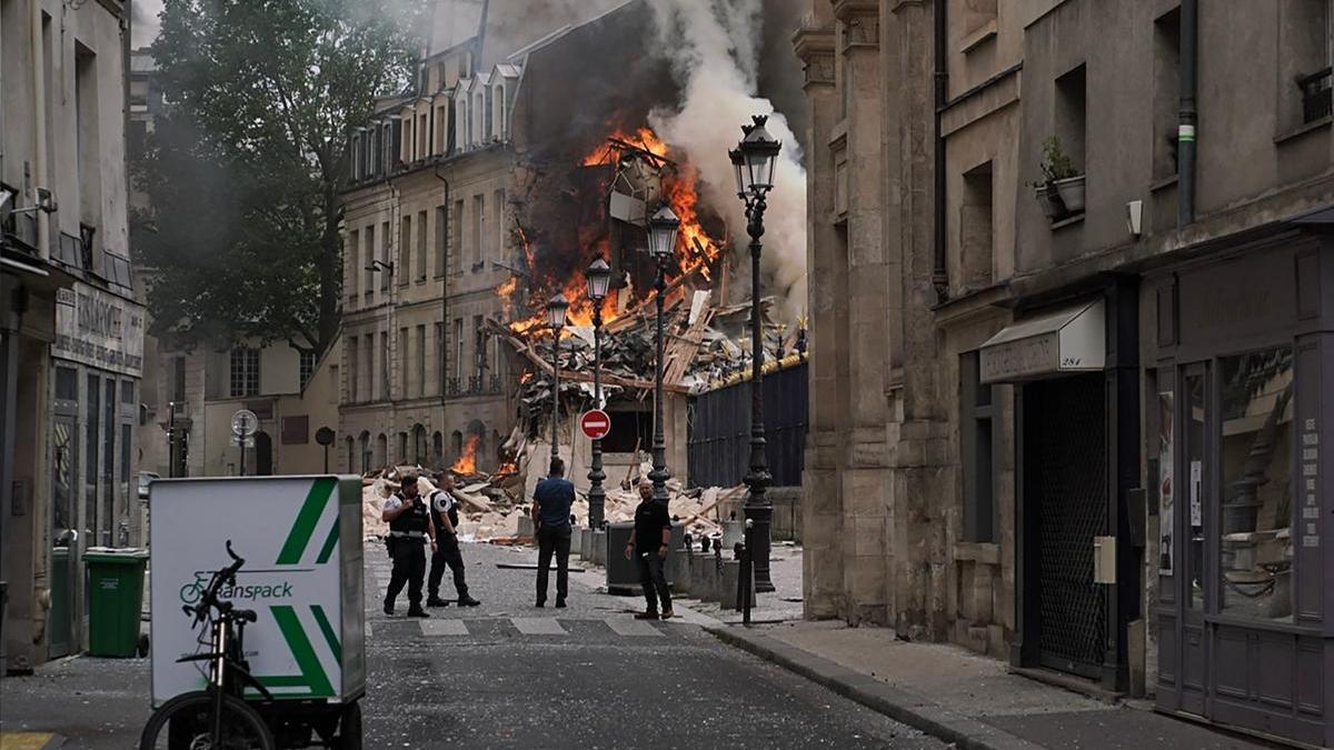 El incendio provocado por la explosión en París.