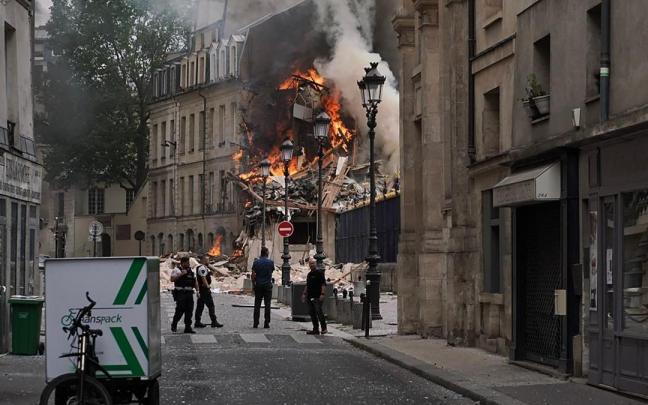 El incendio provocado por la explosión en París.