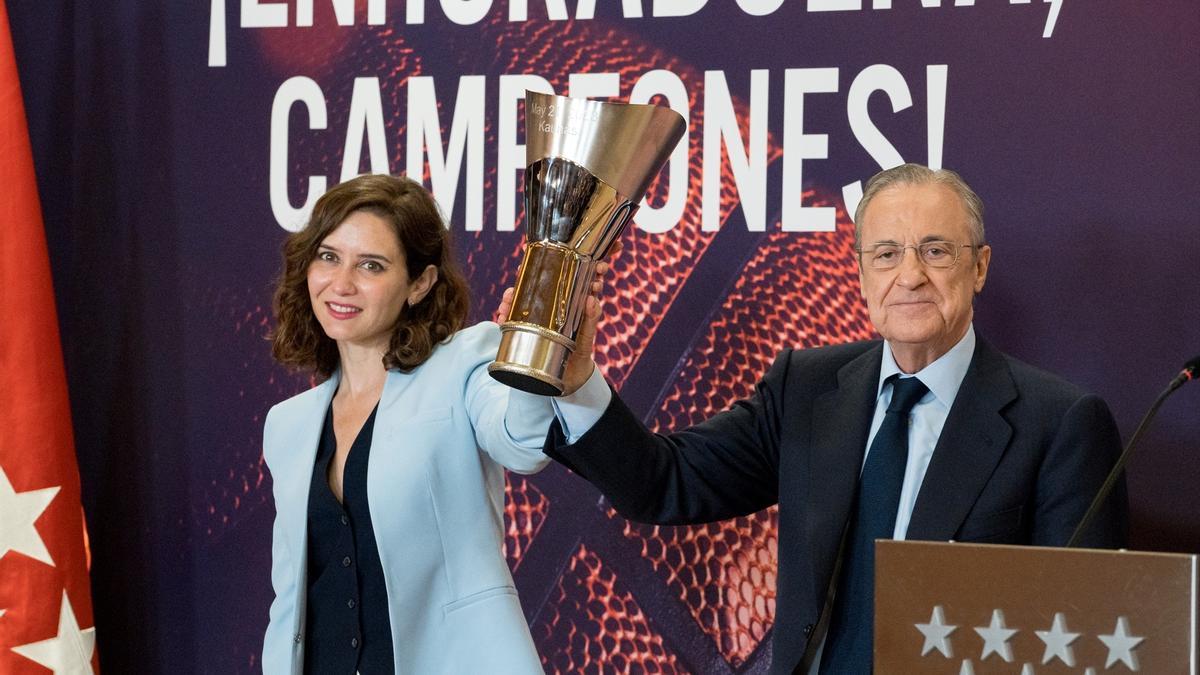Florentino Pérez e Isabel Díaz Ayuso con el trofeo de campeón de la Euroliga ganado por el Real Madrid.