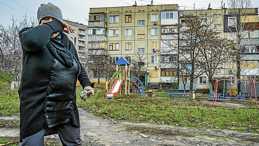 Una mujer llora después de un ataque ruso sobre Zaporiyia. | FOTO: E.P.