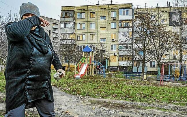 Una mujer llora después de un ataque ruso sobre Zaporiyia. | FOTO: E.P.