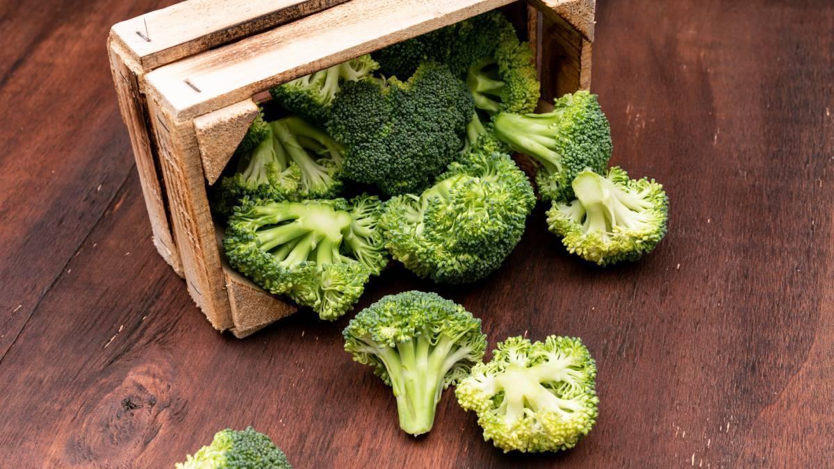 Su riqueza en fibra, antioxidantes, vitaminas del grupo B, vitamina K, calcio y compuestos con propiedades anticancerígenas lo convierten en un pilar de muchas dietas saludables