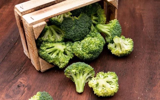 Su riqueza en fibra, antioxidantes, vitaminas del grupo B, vitamina K, calcio y compuestos con propiedades anticancerígenas lo convierten en un pilar de muchas dietas saludables