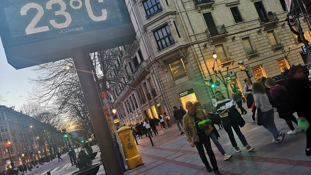 Los termómetros marcan 23 grados en la Gran Vía de BIlbao a las 19.15 horas.